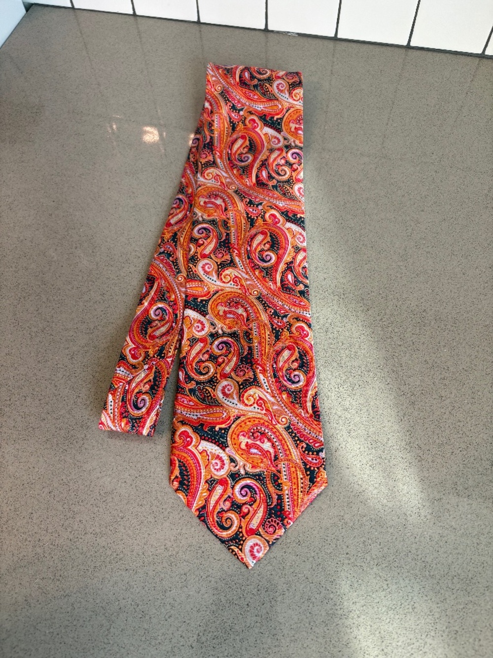 Gorgeous Brioni 100% silk paisley tie